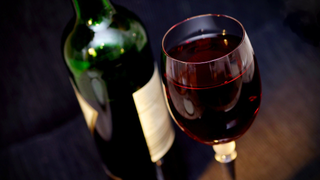 Una botella de vino añejada en el espacio podría ser vendida por 1 millón de dólares